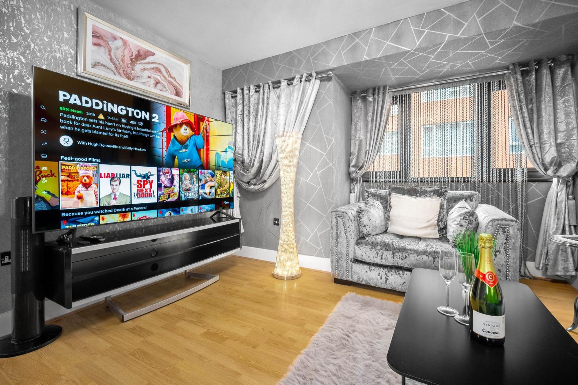 Luxury 1 Bed Flat With Parking 11K - Top Rated - Netflix - Wifi - 70 Inch Smart Tv - Birmingham City Centre - Tv In Bedroom - Top Rated 外观 照片