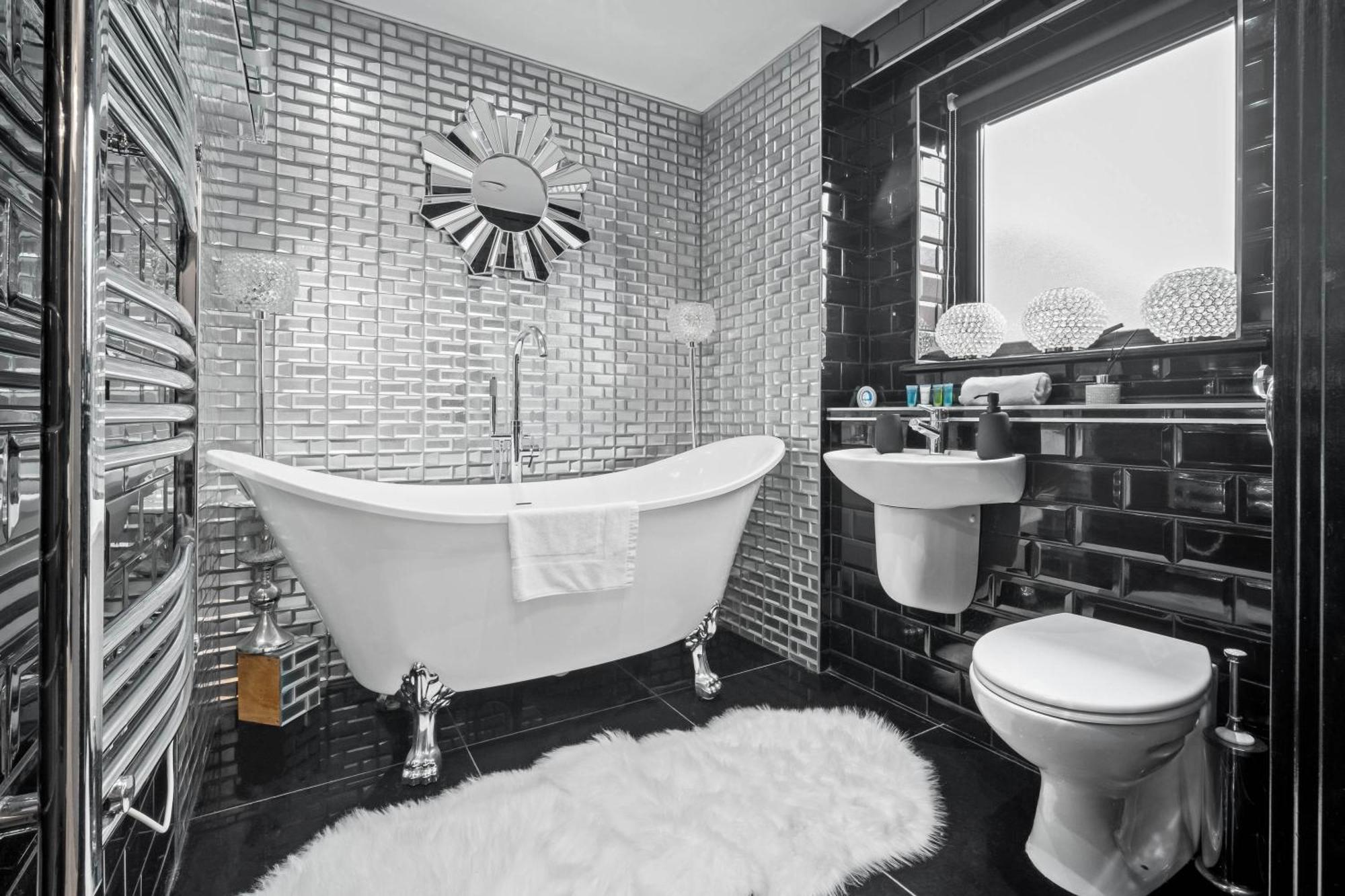 Luxury 1 Bed Flat With Parking 11K - Top Rated - Netflix - Wifi - 70 Inch Smart Tv - Birmingham City Centre - Tv In Bedroom - Top Rated 外观 照片