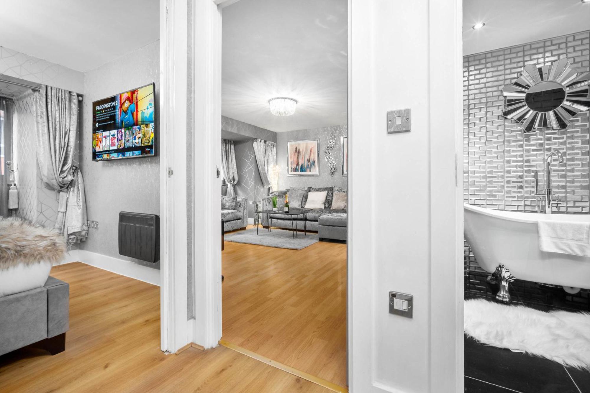 Luxury 1 Bed Flat With Parking 11K - Top Rated - Netflix - Wifi - 70 Inch Smart Tv - Birmingham City Centre - Tv In Bedroom - Top Rated 外观 照片